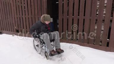 坐轮椅的残疾人试图进入谷仓